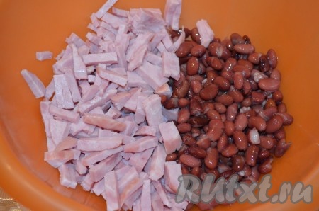 С фасоли слить жидкость.&nbsp;Ветчину порезать соломкой.