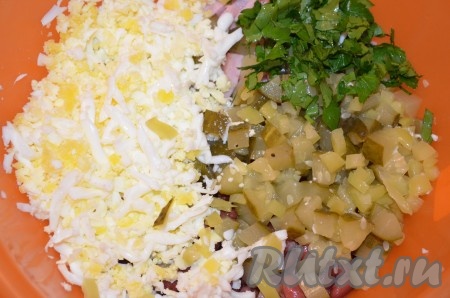 Яйца натереть на терке.&nbsp;Огурцы порезать кубиком.&nbsp;Зелень и чеснок измельчить.