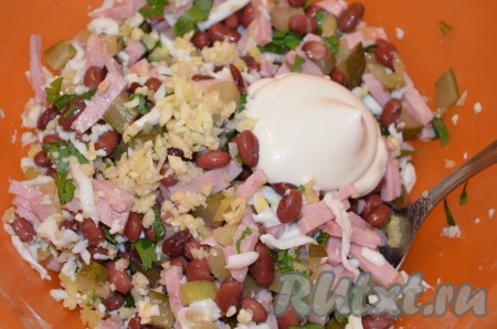 Заправить салат майонезом, посолить и поперчить.
