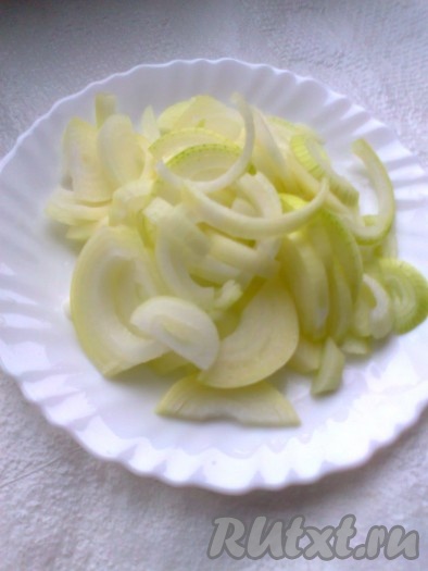 лук порежем полукольцами и 