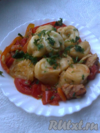 Готовые штрудли выложить на тарелку с мясом и овощами и посыпать зеленью.
