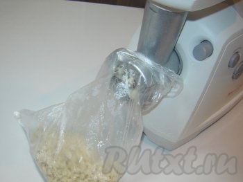 Приготавливаем хрен в  мясорубке