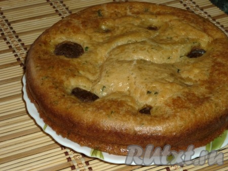 Выпекать заливной пирог с фрикадельками в разогретой до 180 градусов духовке 35-40 минут.