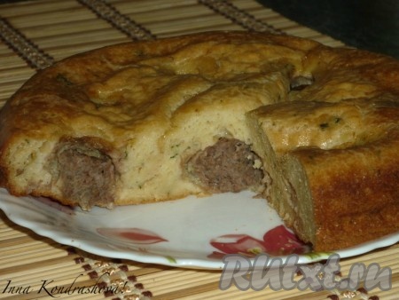 Готовый пирог достать и духовки, немного остудить и можно подавать на стол. При подаче вкусный, сытный заливной пирог с фрикадельками нарезать на порционные кусочки.