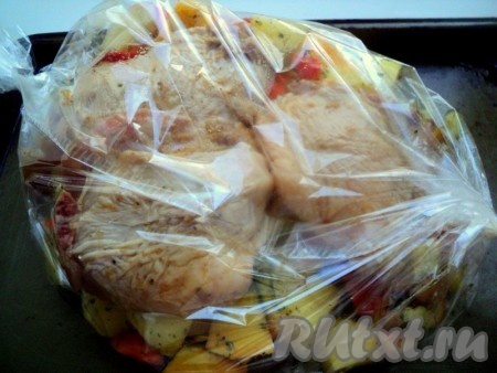 В рукав для запекания выложить овощную смесь, сверху куриные окорочка. Завязать рукав с двух сторон. Запекать в духовке при температуре 200 градусов 45-50 минут.
