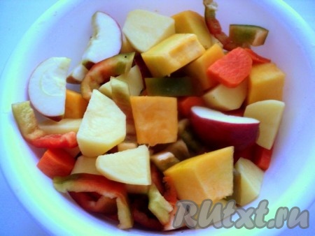 Почищенные картофель, морковь, перец и тыкву порезать кусочками, добавить очищенные от семян и порезанные дольками яблоки. Посыпать итальянскими травками, полить растительным маслом, перемешать.

