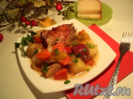 При подаче куриные окорочка с овощами посыпать зеленью. Приятного аппетита!
