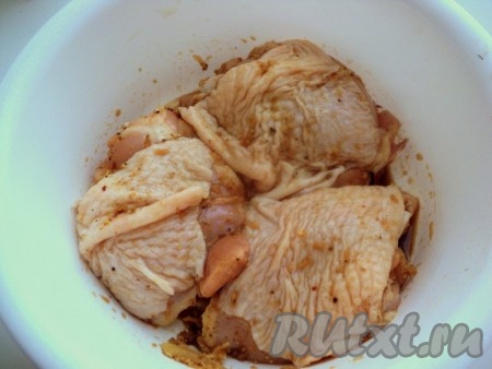 Куриные окорочка (я взяла бедрышки) помыть, обсушить бумажными салфетками. Посолить, поперчить, посыпать кориандром, добавить натертый имбирь, соевый соус, хорошо натереть этой смесью окорочка. Оставить на 15-20 минут мариноваться.
