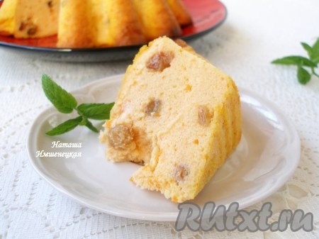 Запеканка, приготовленная с тыквой и творогом, получается вкусной, нежной, а изюм делает её очень аппетитной и сочной.