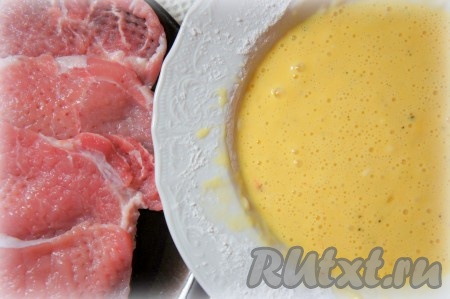 Кляр не должен получиться очень густым, но и жидким он тоже быть не должен (см. фото).