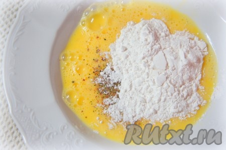 Готовим кляр. Яйца хорошо взбить вилкой. Добавить крахмал, соль, специи, тщательно перемешать.