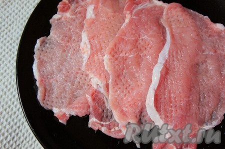 Мясо промыть, тщательно обсушить, разрезать на порционные кусочки (я разрезала на 4 части), отбить.