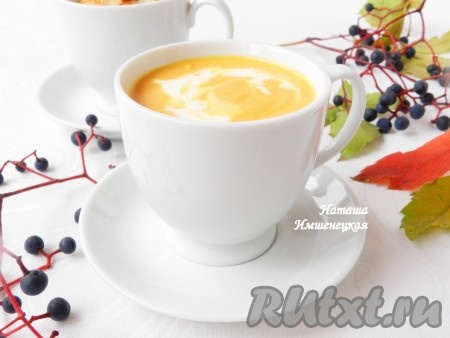 Вкусный, сытный, нежный суп-пюре с тыквой, сливками и сыром сразу подаём к столу, дополнив, по желанию, сухариками. Готовить это блюдо нужно на один раз, то есть оставлять его на следующий день не нужно.