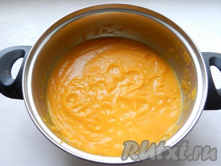 Когда овощи сварятся, пюрировать их с помощью блендера.