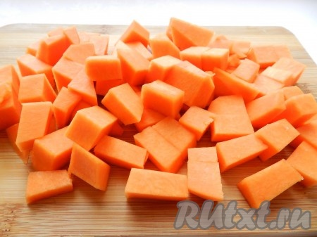 300 грамм тыквы, очищенной от семечек и кожуры, нарезать на средние кубики.