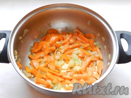 В кастрюле с толстым дном разогреть растительное масло, выложить лук, чеснок и морковь, обжарить на среднем огне до прозрачности лука (на это понадобится минут 5-7), не забывая периодически помешивать.