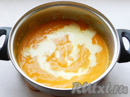 Затем влить сливки, перемешать.