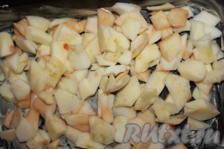 В форму, смазанную маслом, выложить равномерно яблоки.