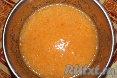 В объёмную миску вбить 3 яйца, всыпать 1 стакан сахар, взбить до получения пышной пены (я взбивала венчиком, можно взбить миксером)