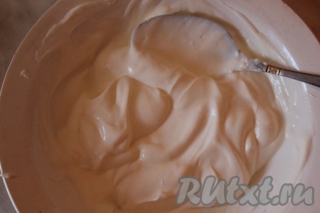 В отдельной ёмкости соединить сметану и соду, перемешать, оставить минуты на 3, чтобы сода погасилась. В миску в яйцами, взбитыми с сахаром, добавить смесь сметаны и соды, перемешать столовой ложкой.