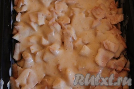 Залить яблоки тестом, поставить форму в разогретую духовку. Выпекать шарлотку при температуре 180 градусов до готовности (примерно 40 минут). Готовность можно проверить, проткнув тесто сухой деревянной шпажкой, если после прокалывания шпажка останется сухой, без следов теста, значит пирог готов.