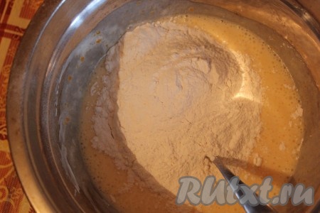 Всыпать 1 стакан муки, перемешать тесто до однородности. Всыпая частями оставшуюся муку, замесить в меру густое тесто, напоминающее по консистенции сметану средней жирности.