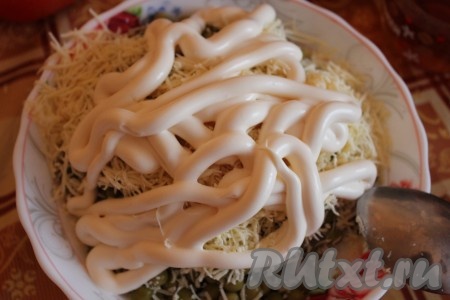 Заправляем все майонезом.
