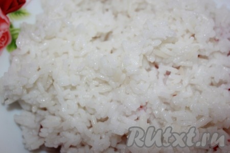 Отвариваем рис, остужаем, добавляем в крабовые палочки.
