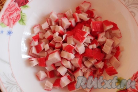 Крабовые палочки режем на мелкие кубики.
