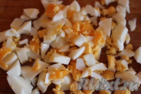 Отвариваем, остужаем и нарезаем яйца.