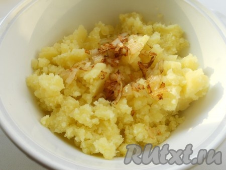 В это время подготовить начинку. Приготовить картофельное пюре (отварить картофель в подсоленной воде и размять). Лук очистить и порезать мелко, обжарить на растительном масле до золотистого цвета. Добавить в картофель и хорошо перемешать.