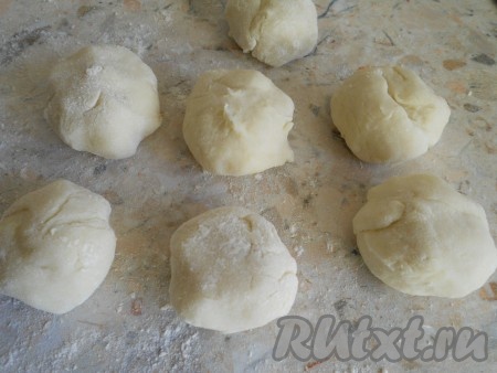 "Отдохнувшее" тесто разделить на небольшие кусочки, скатать шарики.