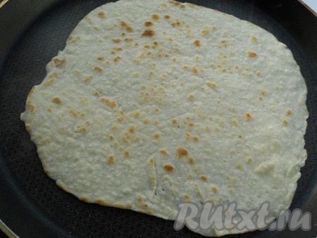 Каждый шарик раскатать в тонкую лепешку, наколоть вилкой и обжарить на сухой сковороде с двух сторон до появления небольших темных пятнышек. Жарятся лепешки быстро, огонь - средний.