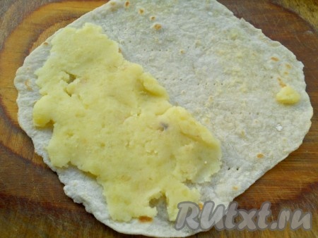 На одну сторону горячей лепешки поместить картофельное пюре, хорошо размазывая до краев.&nbsp;
