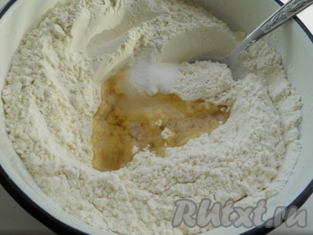 Муку просеять в глубокую миску. Добавить соль и растительное масло.