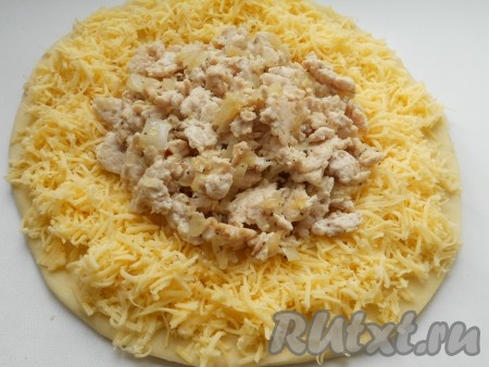 Тесто разделить на 2 равные части и каждую раскатать в круглую лепешку. С помощью крышки или другого приспособления обрезать края, чтобы обе лепешки были одинаковые. На одну лепешку разместить по краям тертый на мелкой терке сыр. В центр выложить охлажденный фарш.
