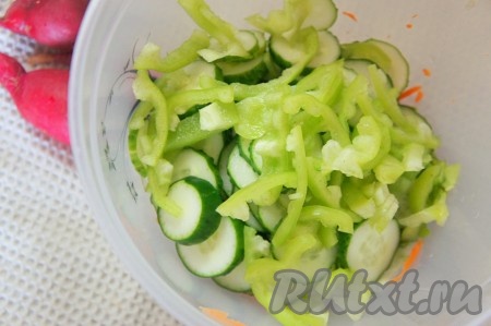 Сюда же выложить болгарский перец, нарезанный на достаточно тонкие полоски.