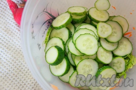 Добавить огурчики, нарезанные на тонкие кружочки.