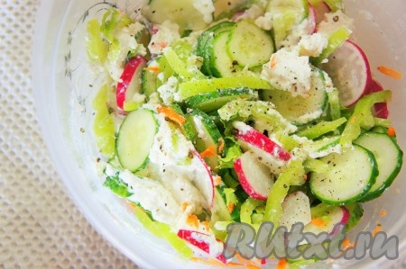 Получившуюся творожную смесь добавить в салат из овощей, перемешать, поперчить, ещё раз перемешать.