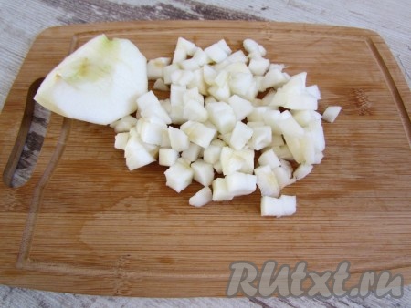 И на такие же кубики нарежьте очищенное яблоко.