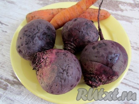 Морковь и свеклу тщательно вымойте и отварите до готовности (на отваривание моркови с момента закипания потребуется минут 25, на варку свеклы потребуется около часа, для того чтобы проверить готовность овощей, проколите их ножом - если нож входит без усилий, значит овощи готовы).