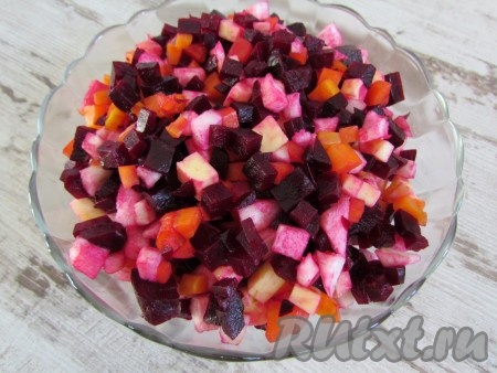 Соедините свеклу, морковь, яблоко и сыр в подходящей по объёму миске. Заправьте салат майонезом или сметаной. По вкусу посолите и добавьте чёрный молотый перец. Я не солила, так как заправляла салат майонезом и у меня был достаточно солёный сыр.