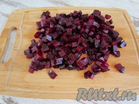 На кубики такого же размера нарежьте свеклу.