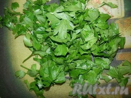 Отварить в подсоленной воде брокколи и отложить в сторону.
В емкости взбить яйца, добавить к ним творог, натертый на крупной терке кабачок, порезанные кубиками помидоры, рубленую петрушку. Все тщательно перемешать.