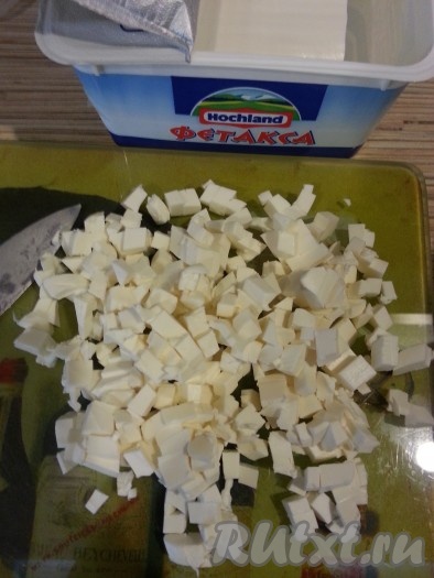 Кубиками нарезать фетаксу, вмешать в нашу смесь.
