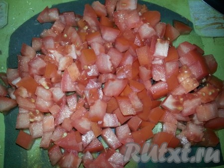 В емкости взбить яйца, добавить к ним творог, натертый на крупной терке кабачок, порезанные кубиками помидоры, рубленую петрушку. Все тщательно перемешать.