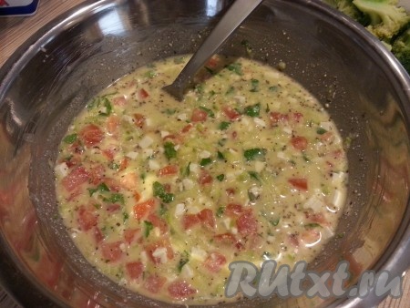 Посолить, поперчить, добавить сушеный базилик.
