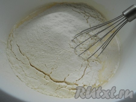 Влить кефир, перемешать и всыпать просеянную муку с разрыхлителем. Перемешать хорошо венчиком до образования однородного теста (тесто консистенции, как на оладьи).