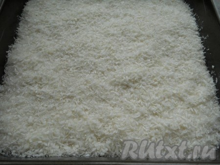Подготовленное тесто выложить в форму, смазанную немного маслом. Сверху, по всей поверхности теста распределить кокосовую смесь, разровнять.