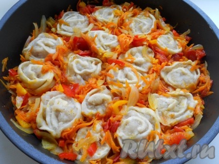 Между пельменями разместить овощную обжаренную смесь.